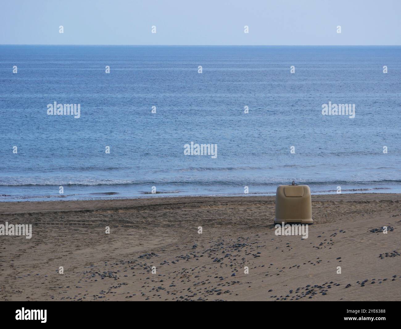 Contenitore della spazzatura sulla spiaggia di Gran Canaria. Il concetto di pulizia, ecologia e tutela dell'ambiente. Foto Stock