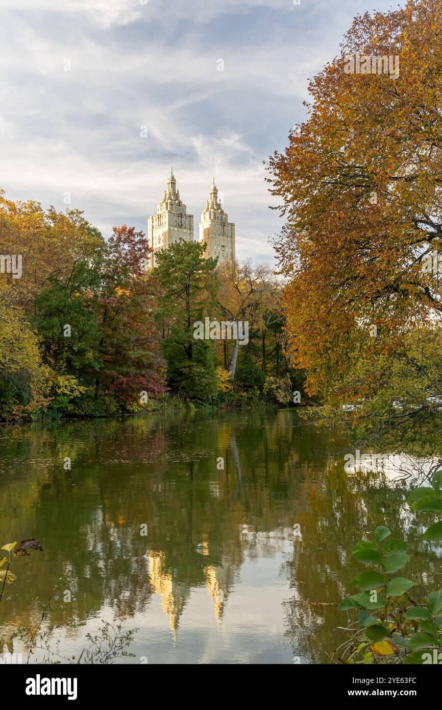 Cattura la vibrante bellezza di Central Park in un giorno di ottobre soleggiato, mostrando le sfumature radiose del fogliame autunnale. Questo tranquillo paesaggio è caratterizzato da Foto Stock