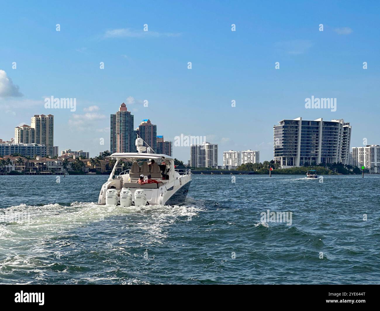 Persone che navigano su una barca sul canale intracoastal di Fort Lauderdale, Florida, Stati Uniti Foto Stock