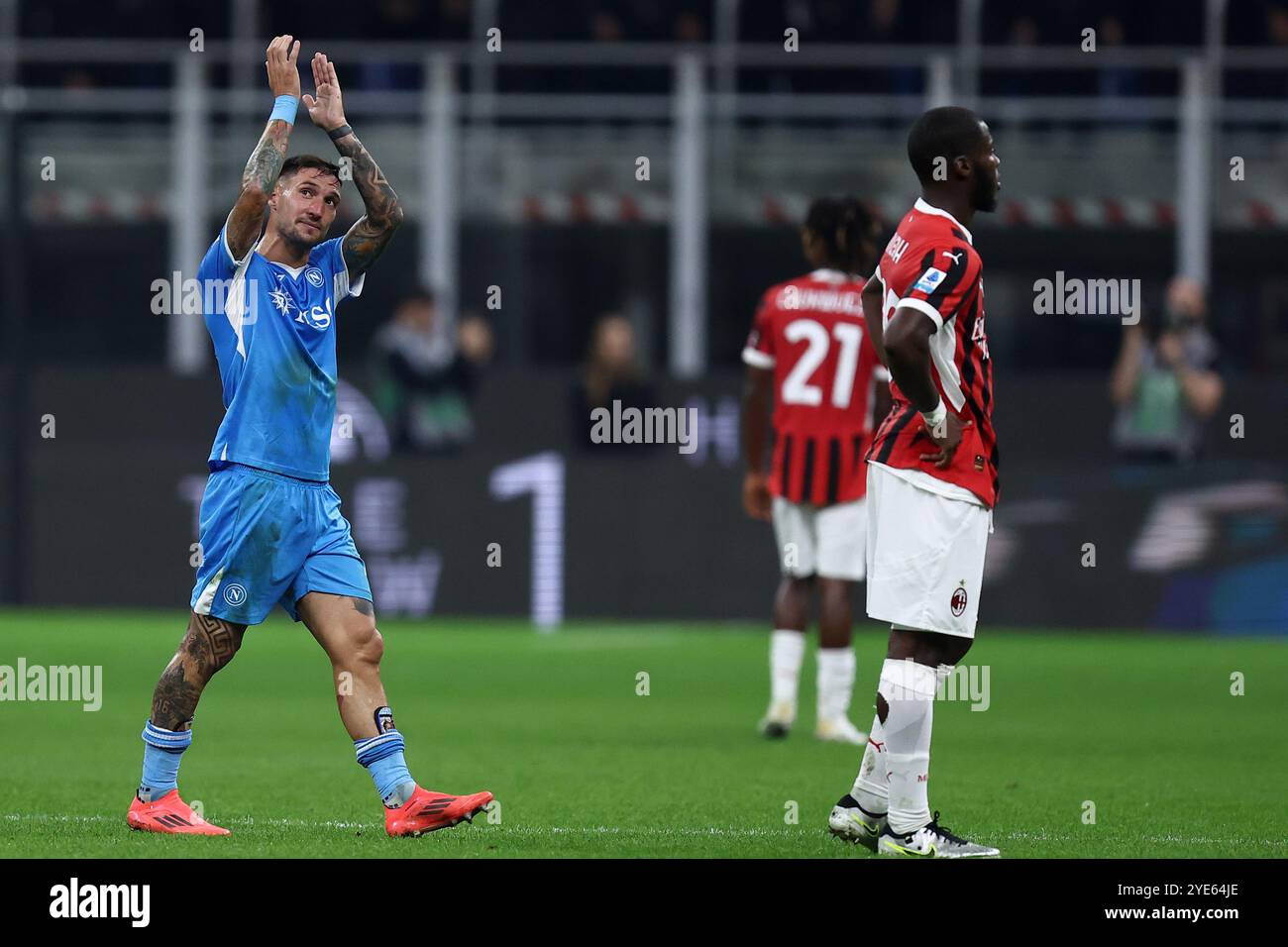 Milano, Italia. 29 ottobre 2024. Matteo Politano della SSC Napoli accoglie i tifosi durante la partita di serie A tra l'AC Milan e l'SSC Napoli allo Stadio Giuseppe Meazza il 29 ottobre 2024 a Milano. Crediti: Marco Canoniero/Alamy Live News Foto Stock