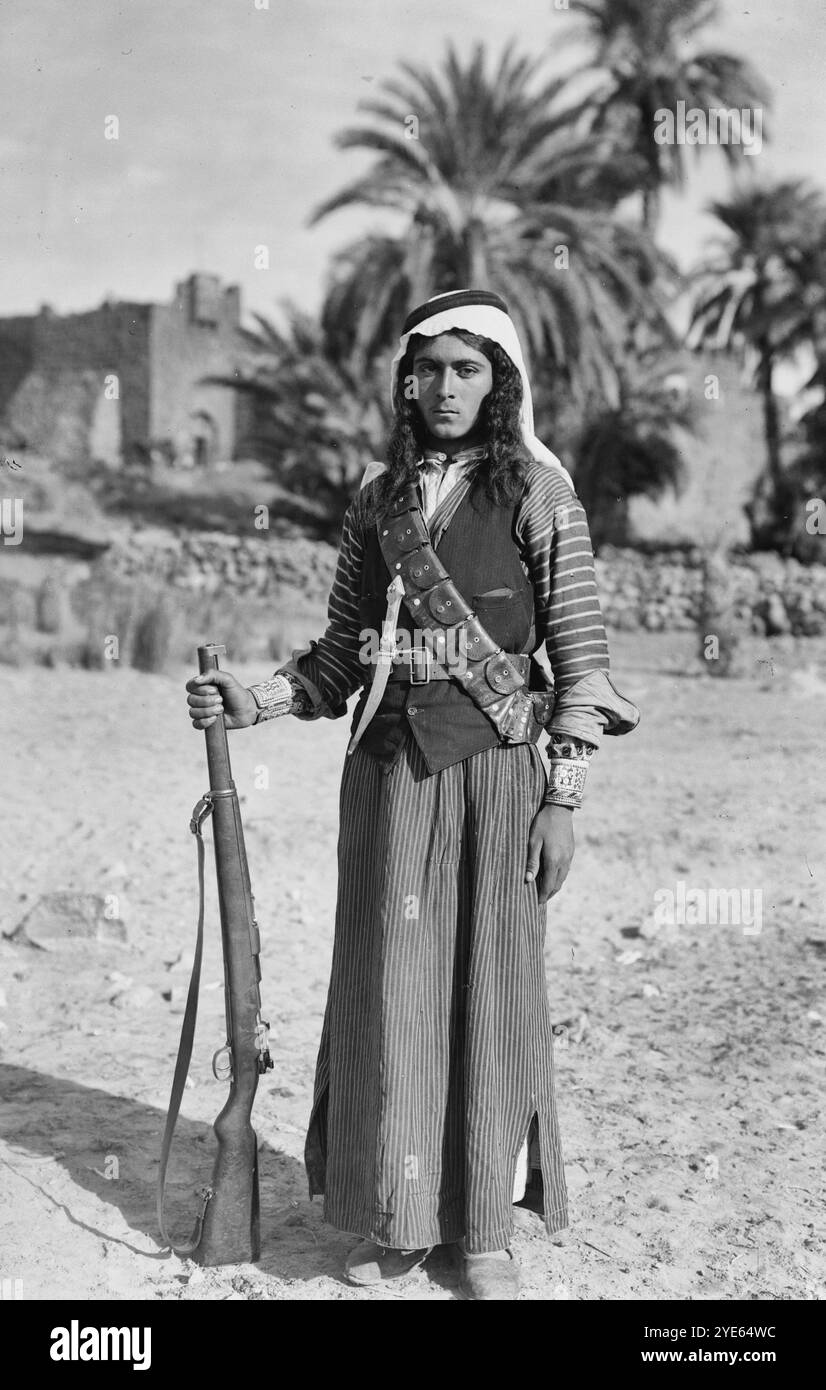 El-Azrak e Wadi Sirhan nel deserto Arabico. Drusi [cioè Drusi] rifugiati politici da Jebel Druse (gli Hauran). Giovani beduini a El-Azrak. Con i capelli lunghi in stile Assalonne, circa 1926 Foto Stock