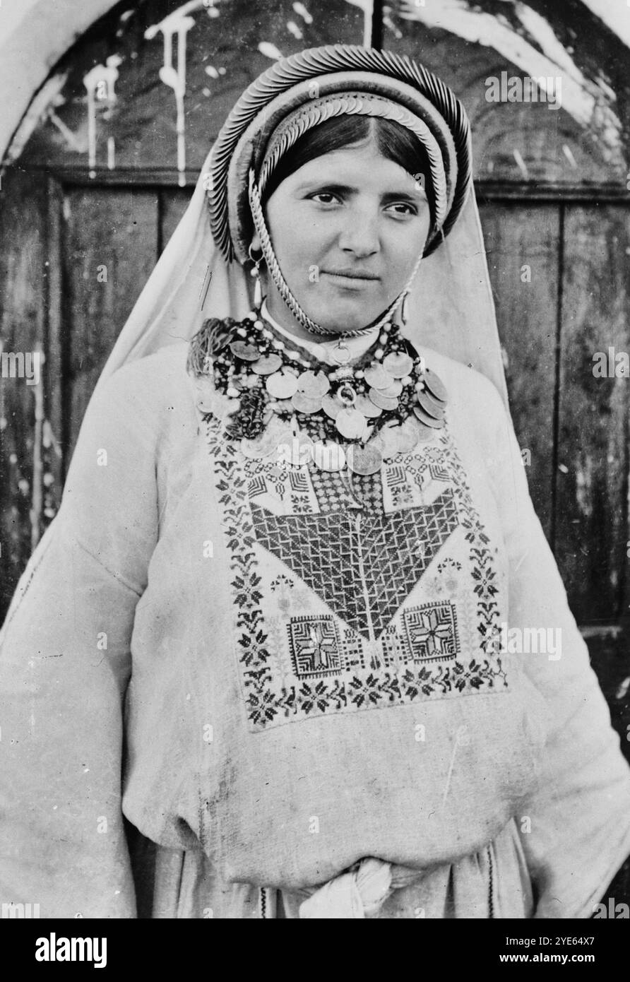 Costumi, personaggi, ecc. Contadina e i suoi ornamenti, intorno al 1910 Foto Stock