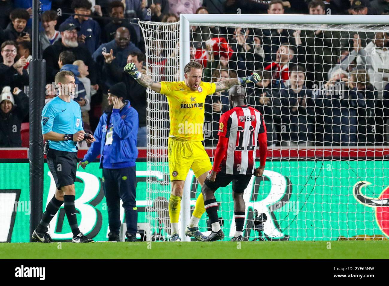 Il portiere del Brentford Mark Flekken (1) celebra il calcio di rigore e la vittoria durante la partita Brentford FC contro Sheffield Wednesday FC Carabao Cup Round of 16 al Gtech Community Stadium, Londra, Inghilterra, Regno Unito il 29 ottobre 2024 Credit: Every Second Media/Alamy Live News Foto Stock