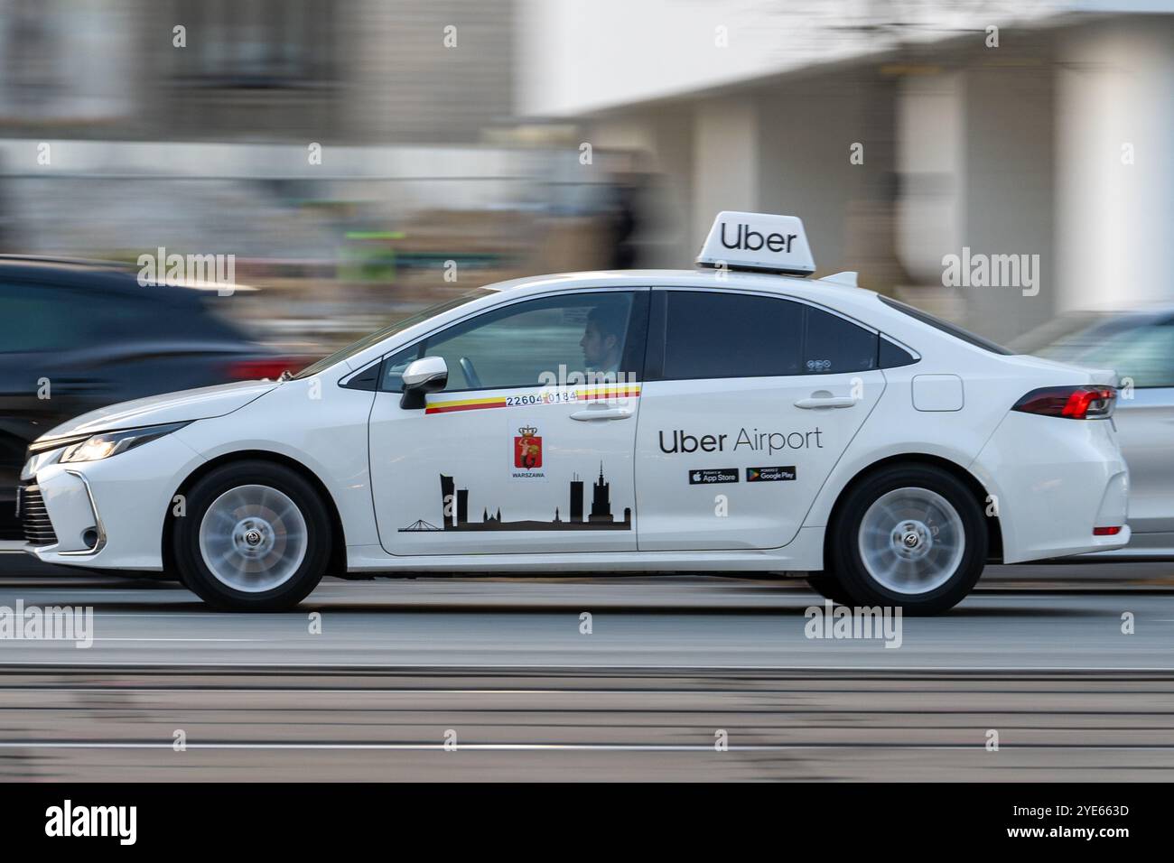 Varsavia, Polonia. 28 ottobre 2024. Un taxi Uber visto muoversi per la strada di Varsavia. (Credit Image: © Marek Antoni Iwanczuk/SOPA Images via ZUMA Press Wire) SOLO PER USO EDITORIALE! Non per USO commerciale! Foto Stock