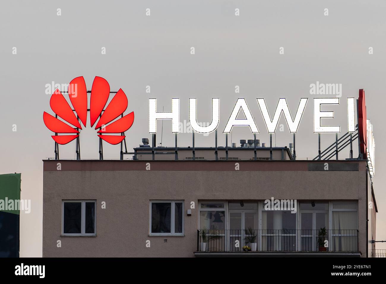 Varsavia, Polonia. 29 ottobre 2024. Logo Huawei visto sull'edificio di Varsavia. (Foto di Marek Antoni Iwanczuk/SOPA Images/Sipa USA) credito: SIPA USA/Alamy Live News Foto Stock