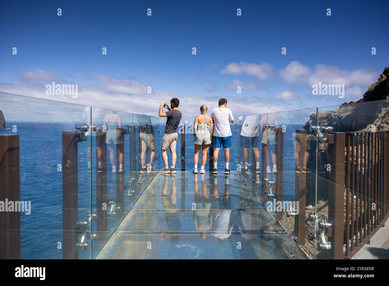 Gruppo di turisti che scattano foto al punto panoramico di Miradouro do Guindaste. Isola di Madeira, Portogallo Foto Stock