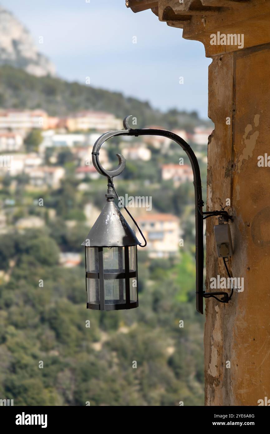 vecchio lampione in ferro nero appeso alla parete esterna, Foto Stock