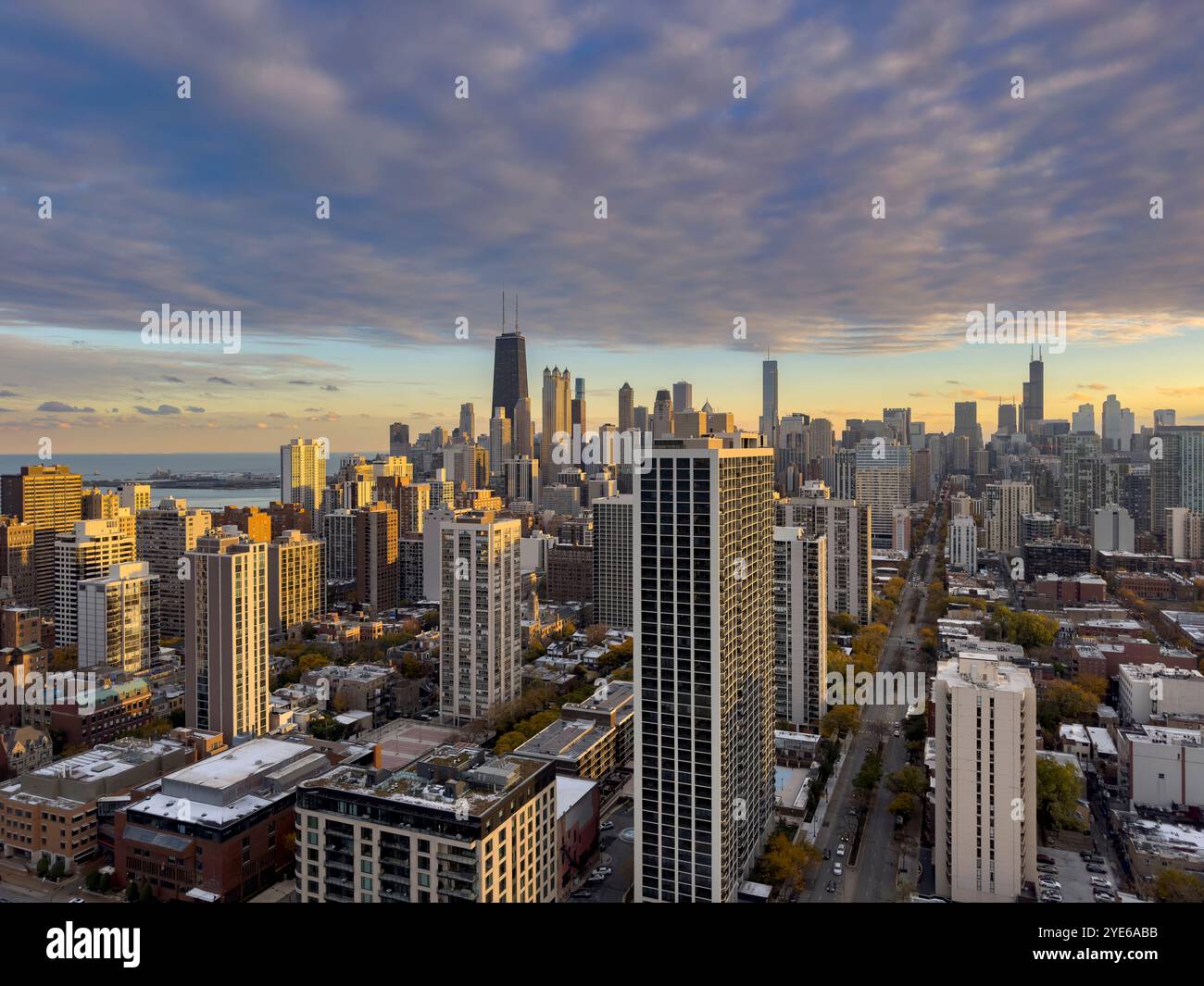 Skyline aereo di Chicago al tramonto, Illinois, Stati Uniti - Immagine stock catturata con smartphone