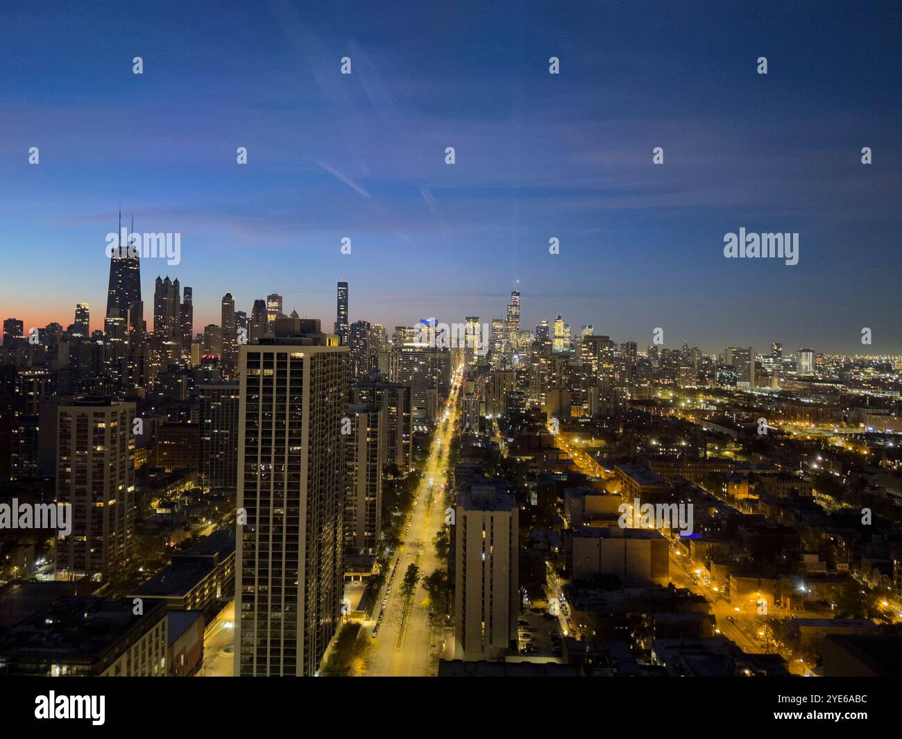 Skyline aereo di Chicago al crepuscolo, Illinois, Stati Uniti - Immagine stock catturata con smartphone