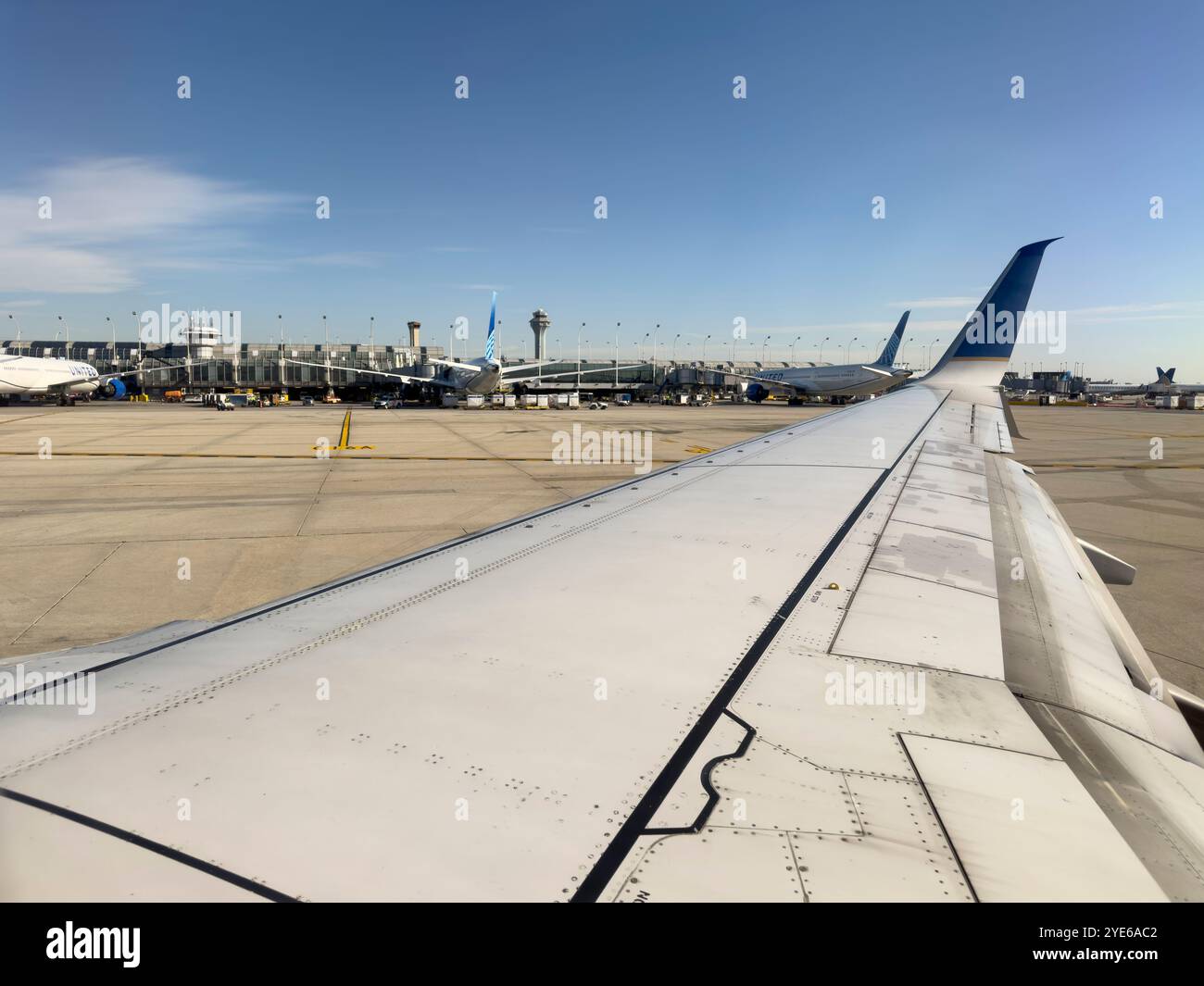 Aeroporto o'Hare dalla finestra dell'aereo sulla pista, Chicago, Illinois, USA - Immagine stock catturata con smartphone