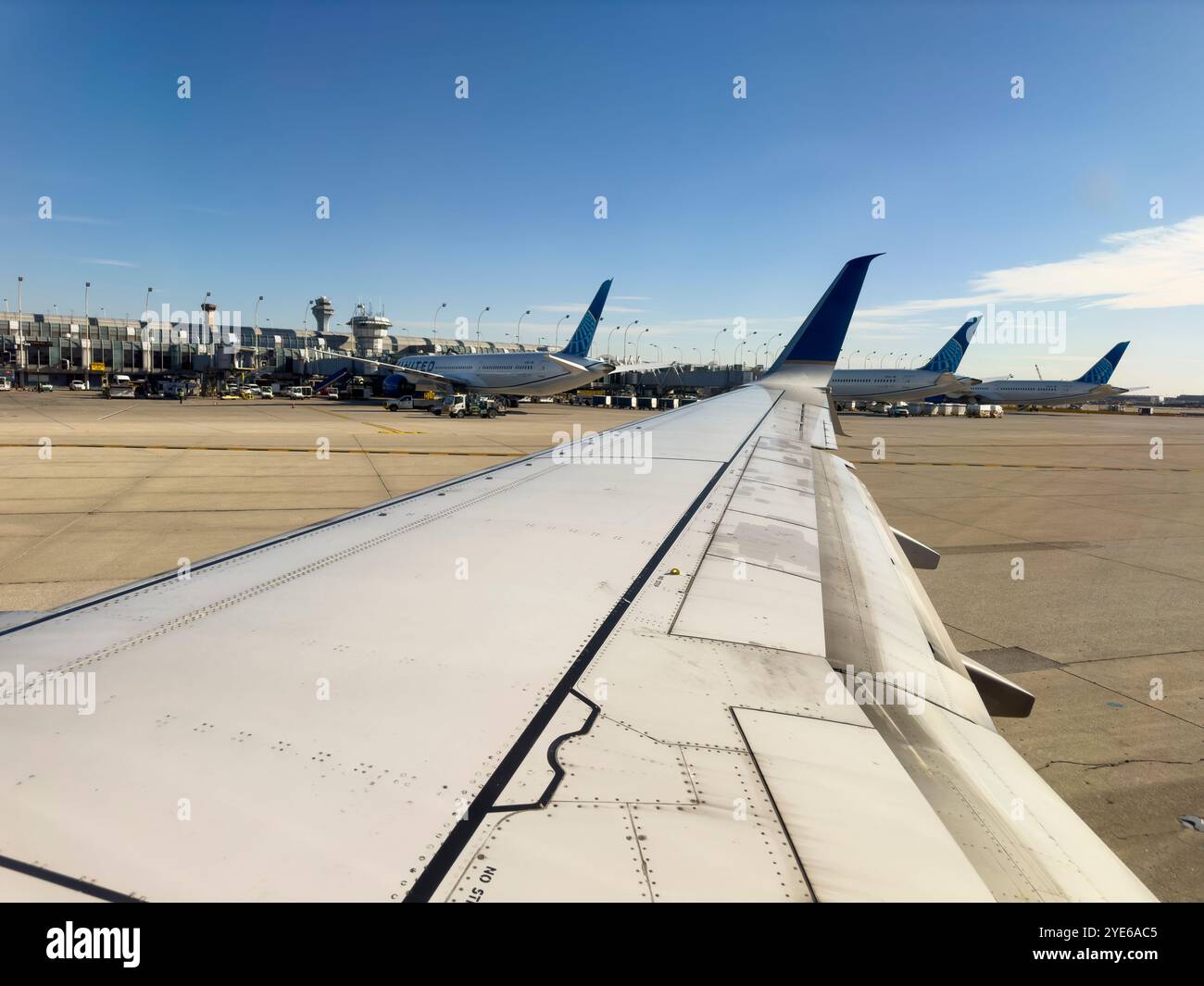 Aeroporto o'Hare dalla finestra dell'aereo sulla pista, Chicago, Illinois, USA - Immagine stock catturata con smartphone