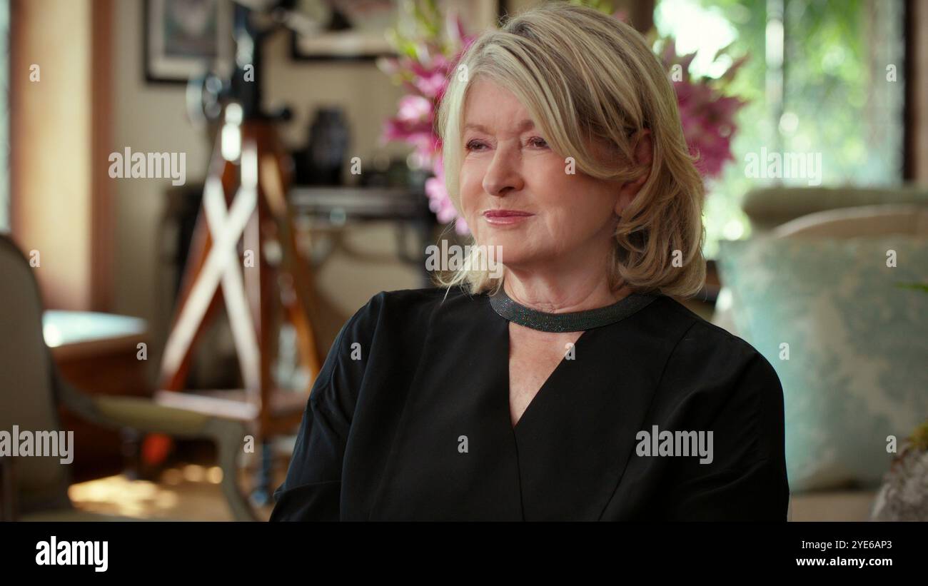 DATA DI RILASCIO: 25 ottobre 2024. TITOLO: Martha STUDIO: Netflix. REGISTA: R.J. Cutler TRAMA: Un film documentario che copre l'ampiezza della straordinaria vita di Martha Stewart attraverso interviste intime con la stessa Stewart, che ha aperto i suoi archivi personali per condividere foto, lettere e diari mai visti prima. PROTAGONISTA: MARTHA STEWART (immagine di credito: © Netflix/Entertainment Pictures/ZUMAPRESS.com) SOLO PER USO EDITORIALE! Non per USO commerciale! Foto Stock