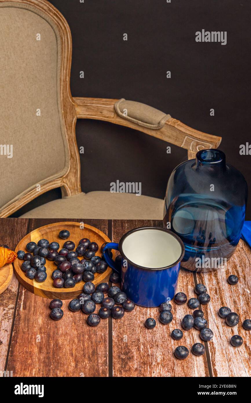 Mirtillo di montagna (Vaccinium myrtillus): Noto in alcune regioni come "mirtillo nero" o "mirtillo europeo", è comune in Europa e in Asia Foto Stock