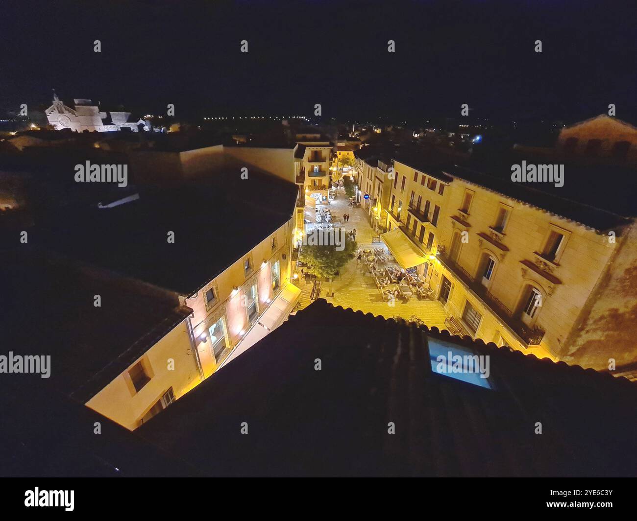 Vista notturna dei vicoli illuminati della città vecchia, della Spagna, delle Isole Baleari e di Maiorca Foto Stock