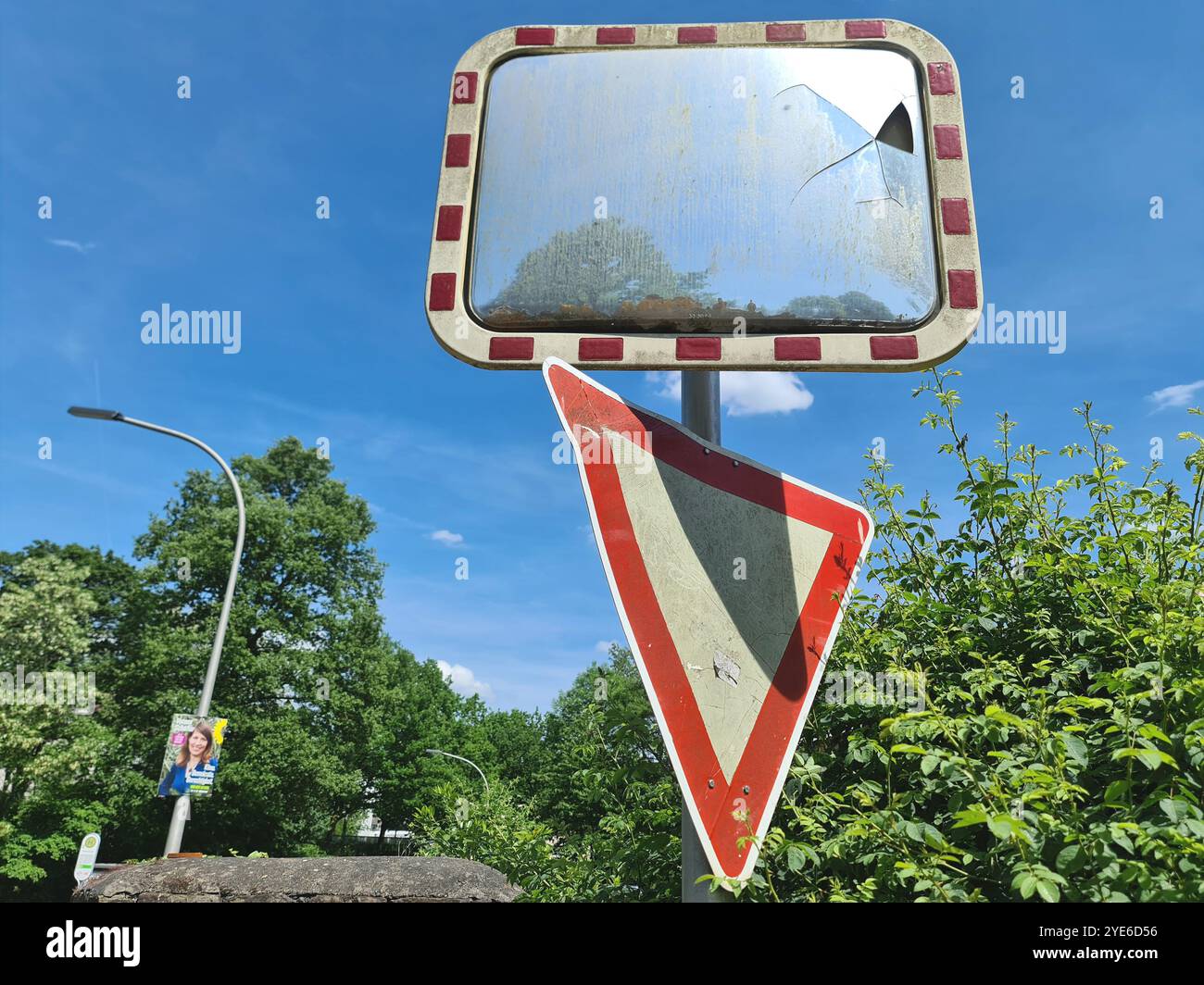 Specchio stradale difettoso e cartello di passaggio, Germania Foto Stock