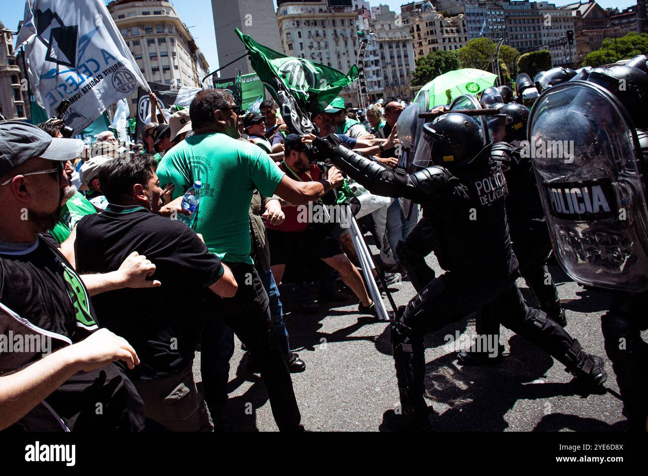 Buenos Aires, Argentina. 29 ottobre 2024. Gli agenti di polizia respingono i manifestanti durante la marcia dimostrativa. La State Workers' Association (ATE) ha iniziato uno sciopero nazionale di 36 ore con oltre il 90% di partecipazione in tutta la pubblica Amministrazione, chiedendo la riapertura dei negoziati salariali. Una massiccia marcia dimostrativa ha avuto luogo dall'Obelisco al Ministero della deregolamentazione e trasformazione dello Stato, guidato da Federico Sturzenegger. Credito: SOPA Images Limited/Alamy Live News Foto Stock