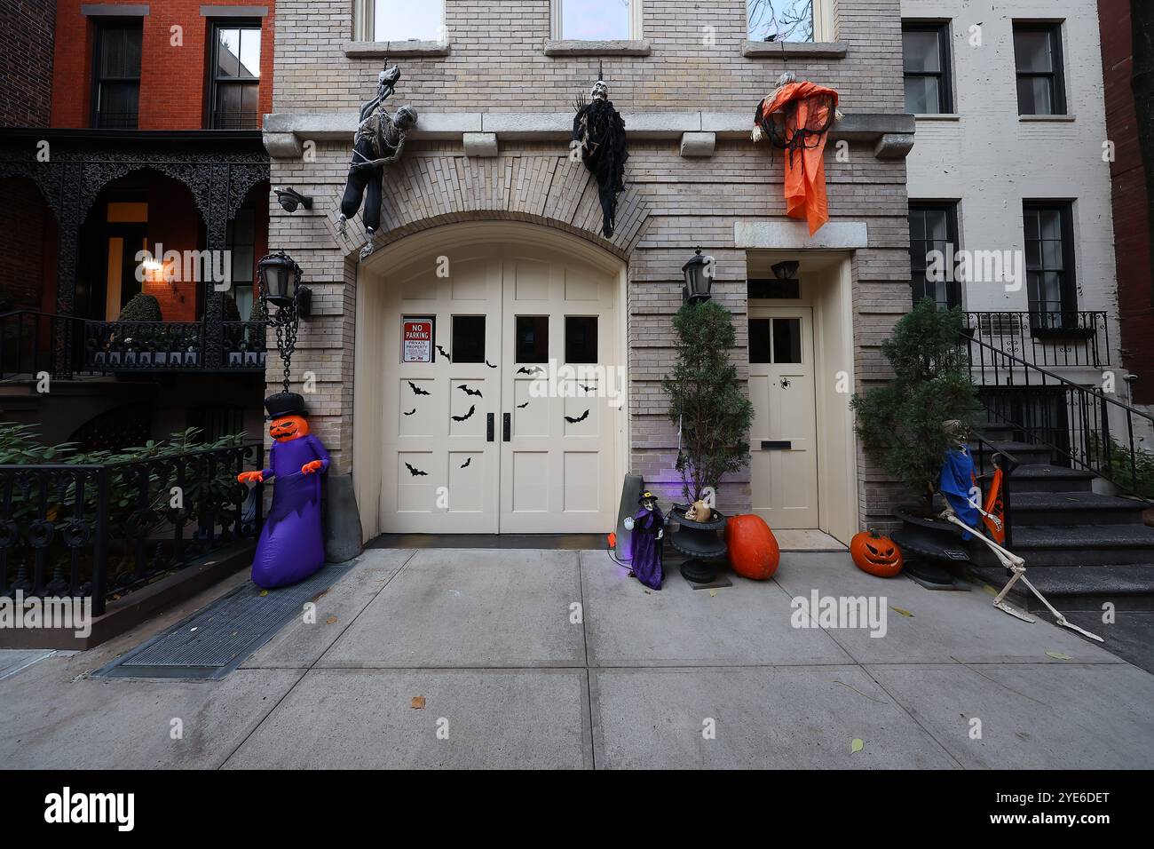 Una testa gonfiabile di zucca, zucche e scheletri appesi fuori da una vecchia carrozza nell'Upper East Side a New York, N.Y., lunedì 28 ottobre 2024. (Foto: Gordon Donovan) Foto Stock