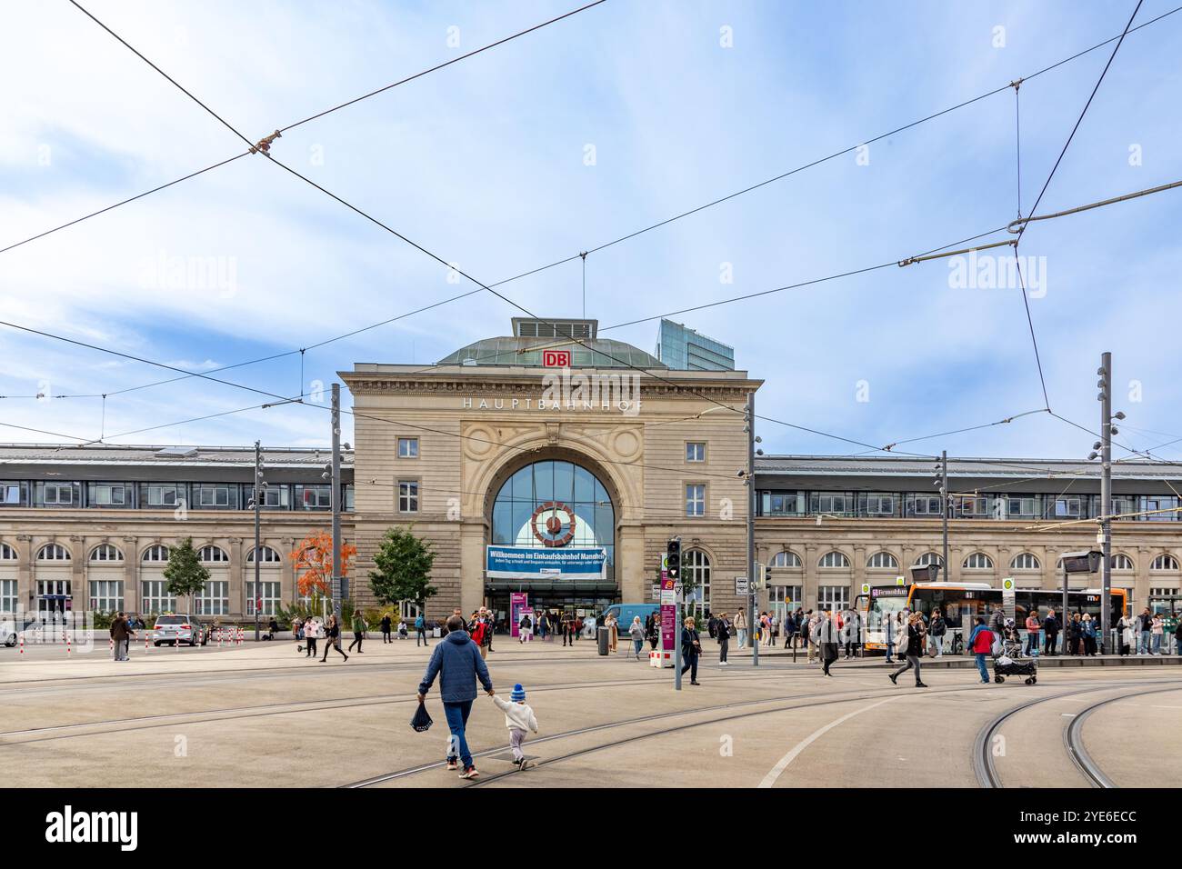 Mannheim, Germania - 16 ottobre 2024: Facciata d'ingresso della storica stazione ferroviaria centrale di Mannheim. Foto Stock