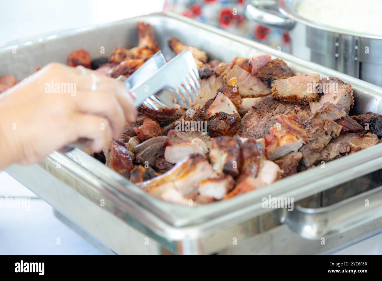 Tradizionale sistema brasiliano di servire cibo in un buffet self-service. Feijão tropeiro, cassava, barbecue, feijoada Foto Stock