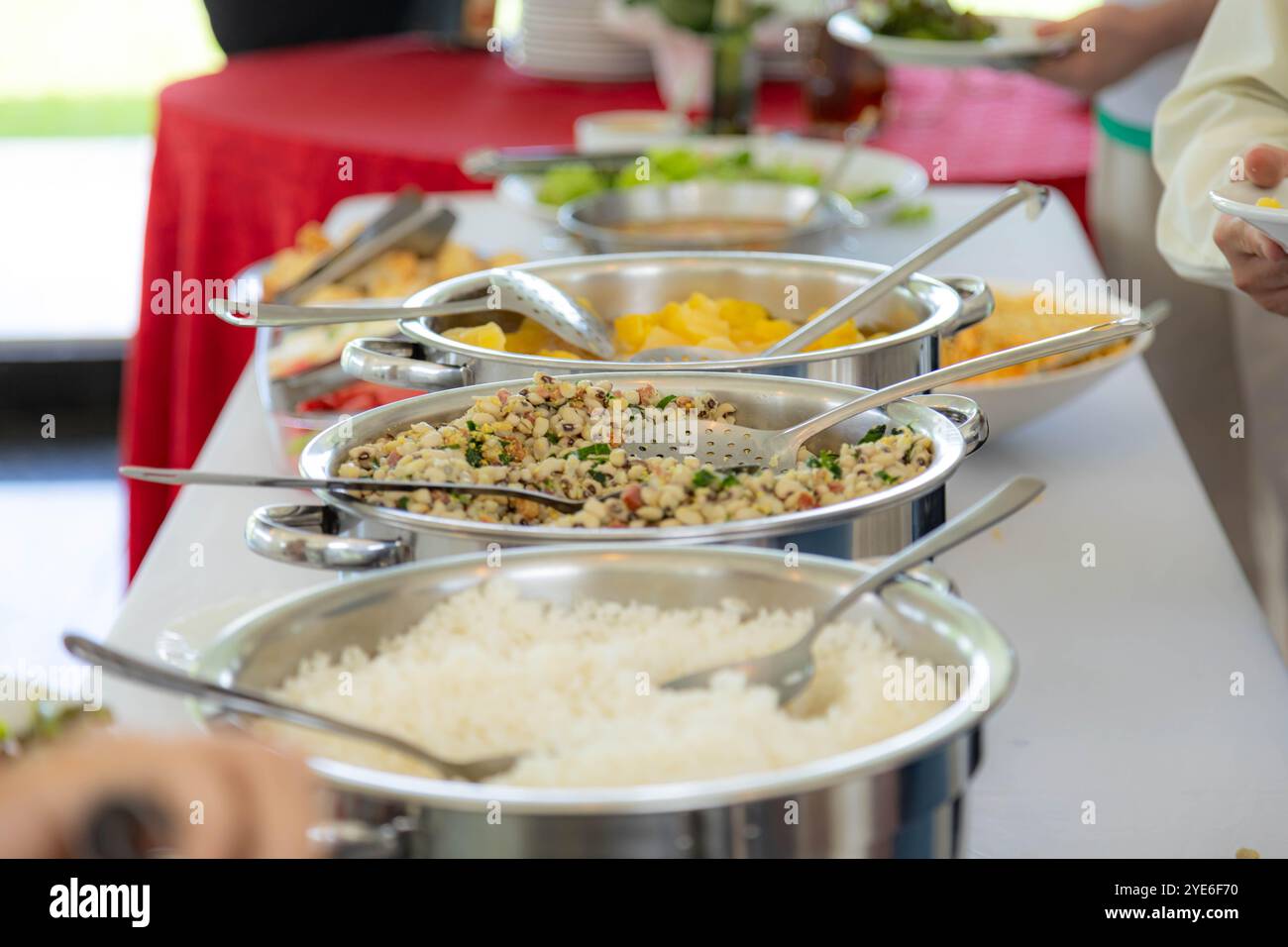 Tradizionale sistema brasiliano di servire cibo in un buffet self-service. Feijão tropeiro, cassava, barbecue, feijoada Foto Stock