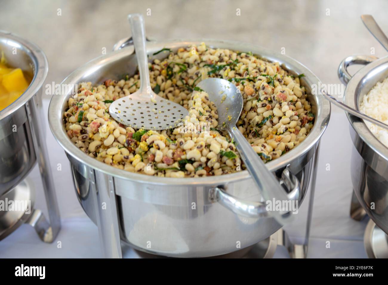 Tradizionale sistema brasiliano di servire cibo in un buffet self-service. Feijão tropeiro, cassava, barbecue, feijoada Foto Stock