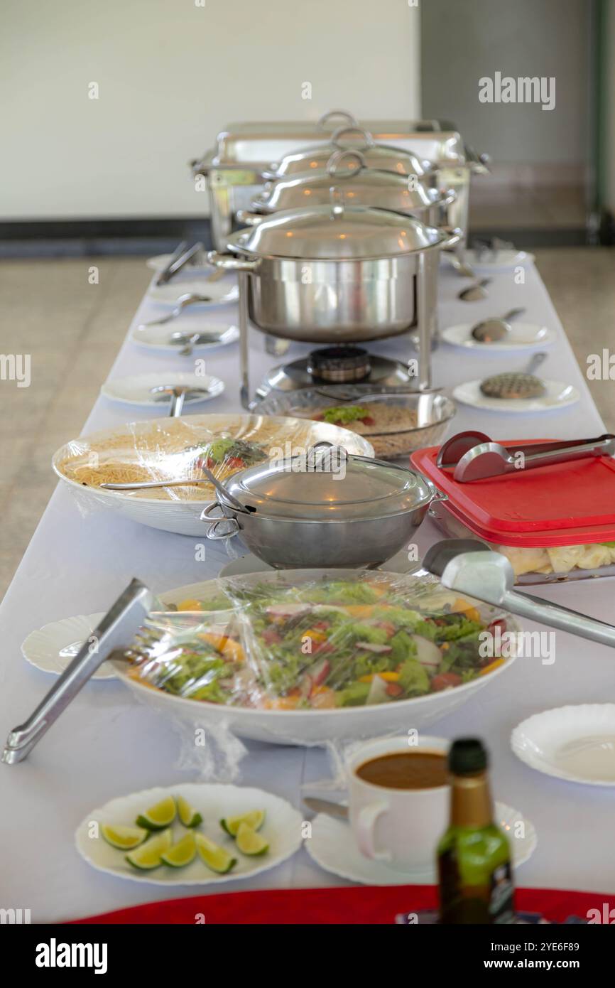 Tradizionale sistema brasiliano di servire cibo in un buffet self-service. Feijão tropeiro, cassava, barbecue, feijoada Foto Stock