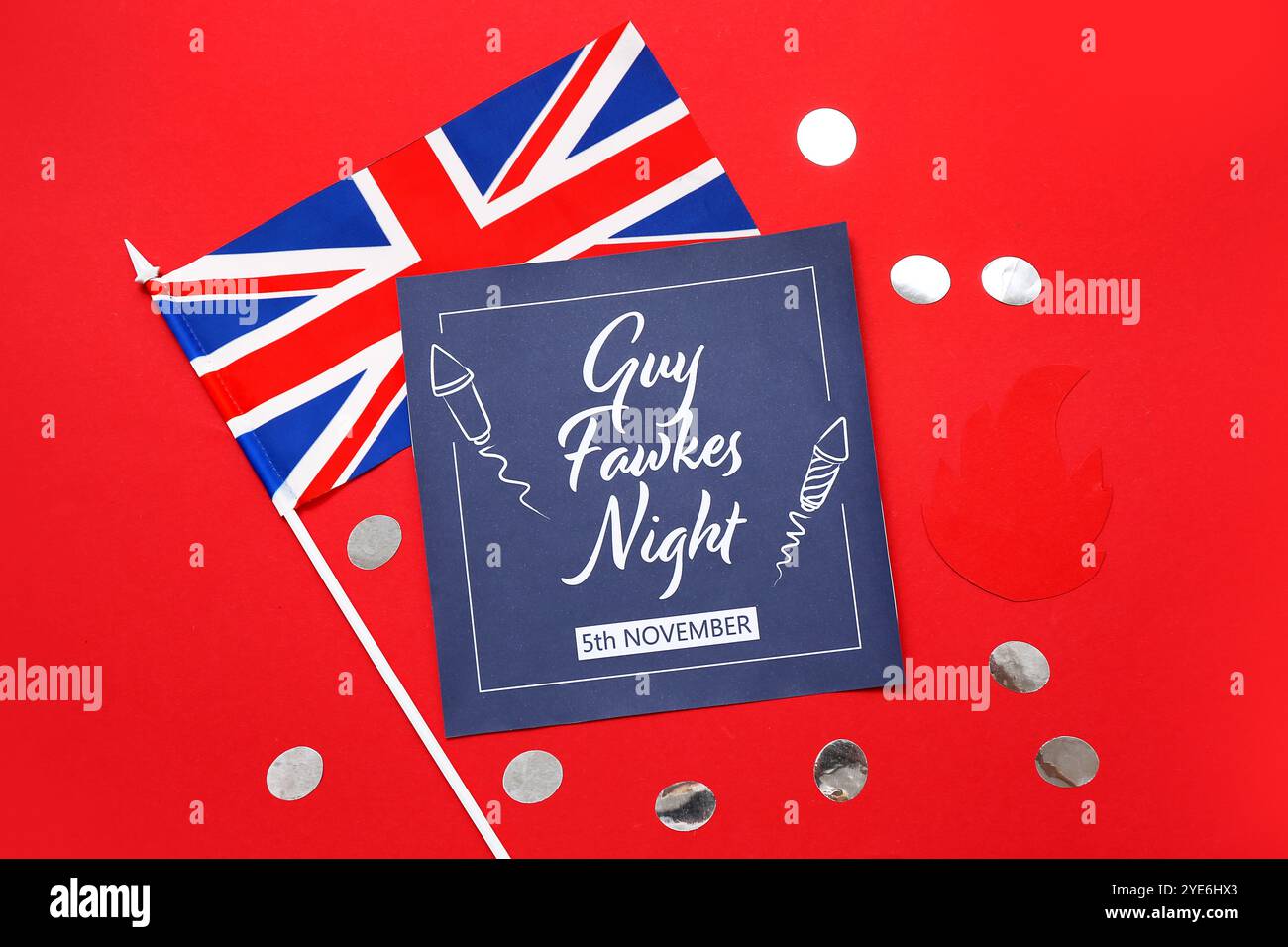 Biglietto d'auguri per la notte di Guy Fawkes, bandiera della Gran Bretagna, coriandoli e decorazioni in carta su sfondo rosso Foto Stock