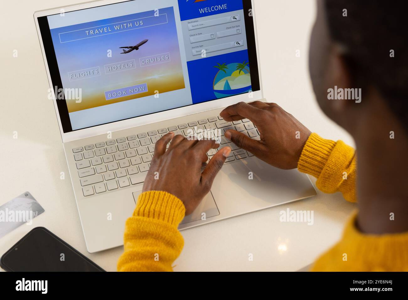 Prenotazione di viaggi di vacanza online, uomo afroamericano che utilizza il laptop a casa, pianificazione delle vacanze Foto Stock