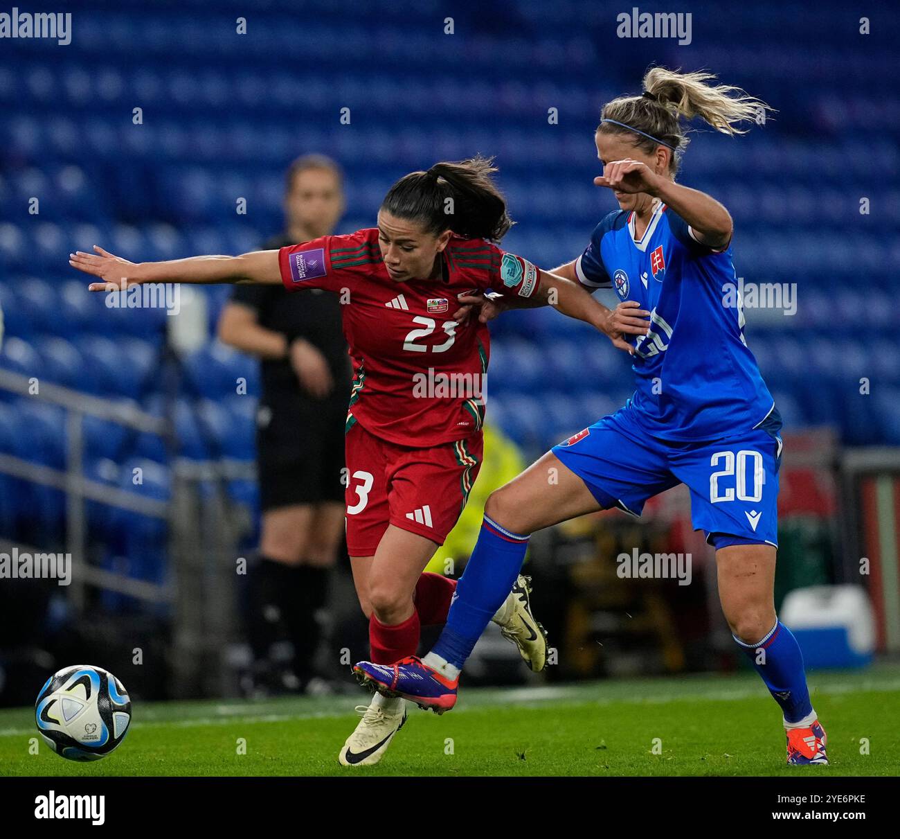 Cardiff, Regno Unito, 29 ottobre 2024 Ffion Morgan del Galles (L) Jana Vojtekova della Slovacchia durante l'European Women's Championship 2025 - Play-off Round 1 al Cardiff City Stadium Cardiff Regno Unito il 29 2024 ottobre Graham Glendinning / Alamy Live News Foto Stock