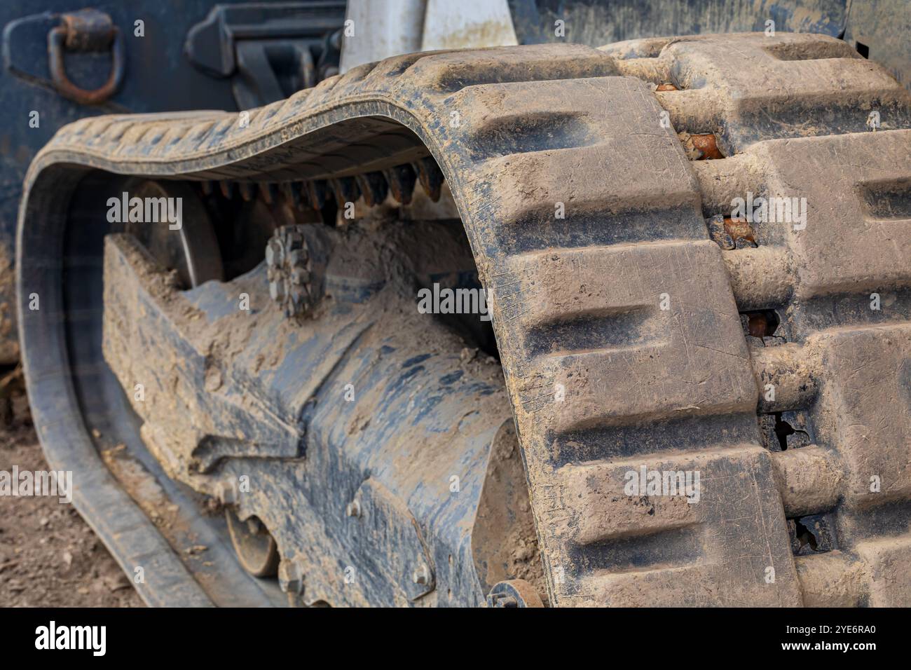 Cingolo in gomma sulla minipala caricatrice. Manutenzione, assistenza e riparazione delle attrezzature per il movimento terra e le costruzioni Foto Stock