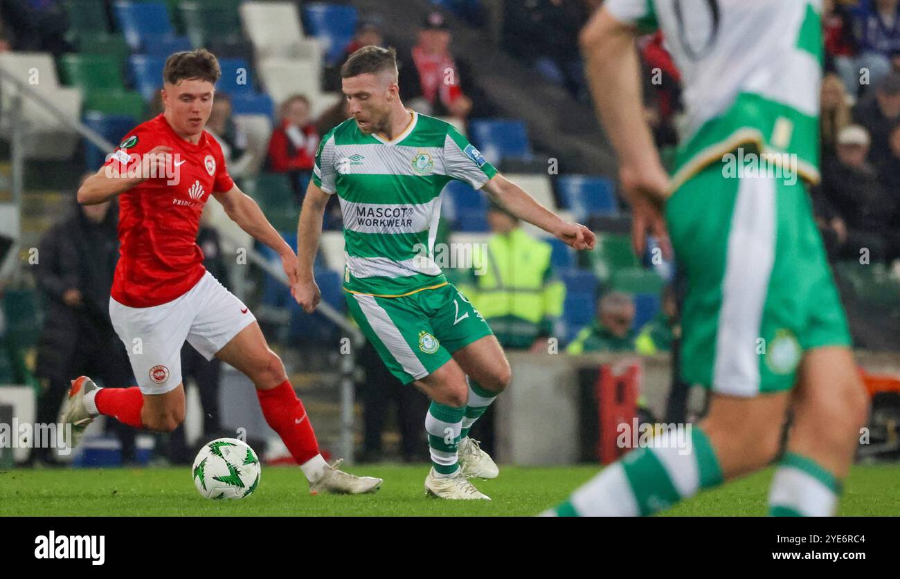 Windsor Park, Belfast, Irlanda del Nord, Regno Unito. 24 ottobre 2024. UEFA Europa Conference League) League Phase – Matchday 2) – Larne vs Shamrock Rovers. Il calciatore degli Shamrock Rovers Jack Byrne (29). Foto Stock