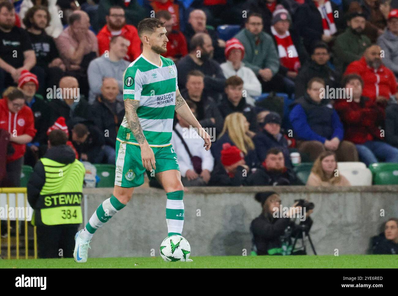 Windsor Park, Belfast, Irlanda del Nord, Regno Unito. 24 ottobre 2024. UEFA Europa Conference League) League Phase – Matchday 2) – Larne vs Shamrock Rovers. Calciatore Shamrock Rovers giocatore Lee Grace (5). Foto Stock