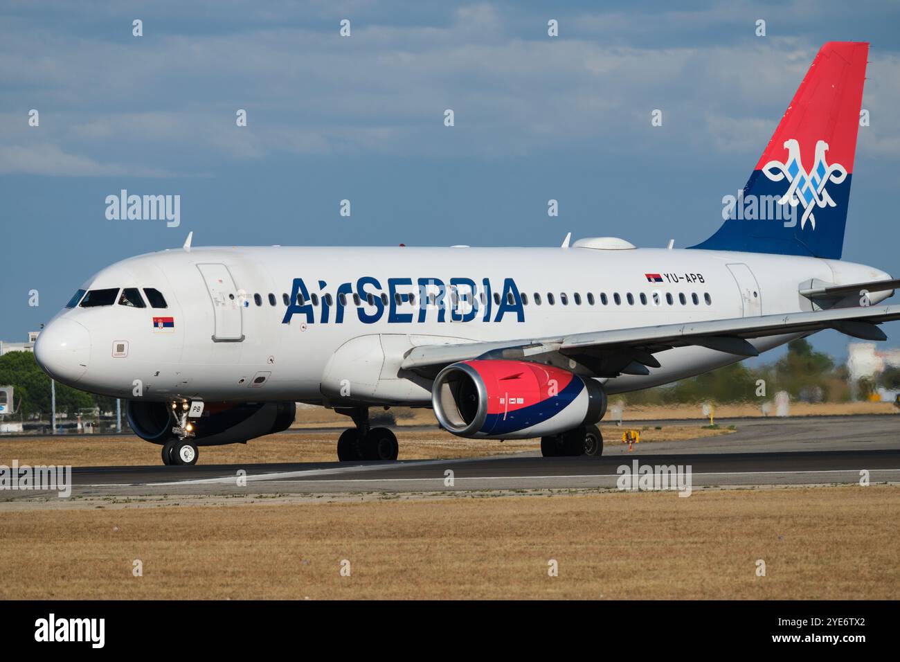 AirSERBIA Airbus A319-132 atterra all'aeroporto Humberto Delgado di Lisbona Foto Stock