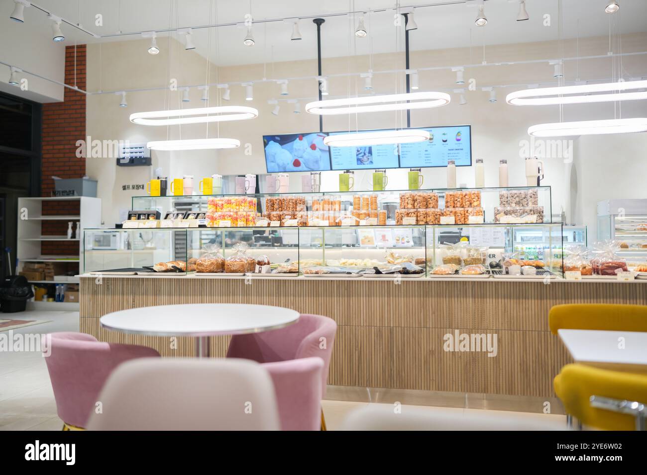 Un elegante caffè a Gosan-ro, Namyangju-si, Gyeonggi-do, Corea del Sud. 10 ottobre 2024. Foto Stock