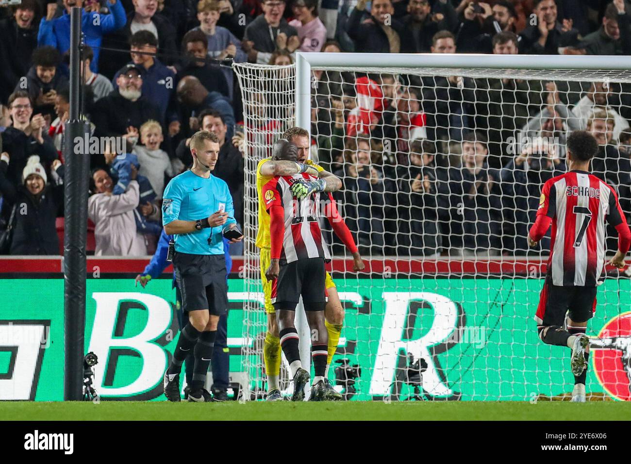 L'attaccante del Brentford Yoane Wissa (11) si congratula con il portiere del Brentford Mark Flekken (1) per aver salvato il rigore dal difensore dello Sheffield Wednesday Liam Palmer (2) non in foto durante la partita Brentford FC contro Sheffield Wednesday FC Carabao Cup Round of 16 al Gtech Community Stadium di Londra, Inghilterra, Regno Unito il 29 ottobre 2024 Credit: Every Second Media/Alamy Live News Foto Stock