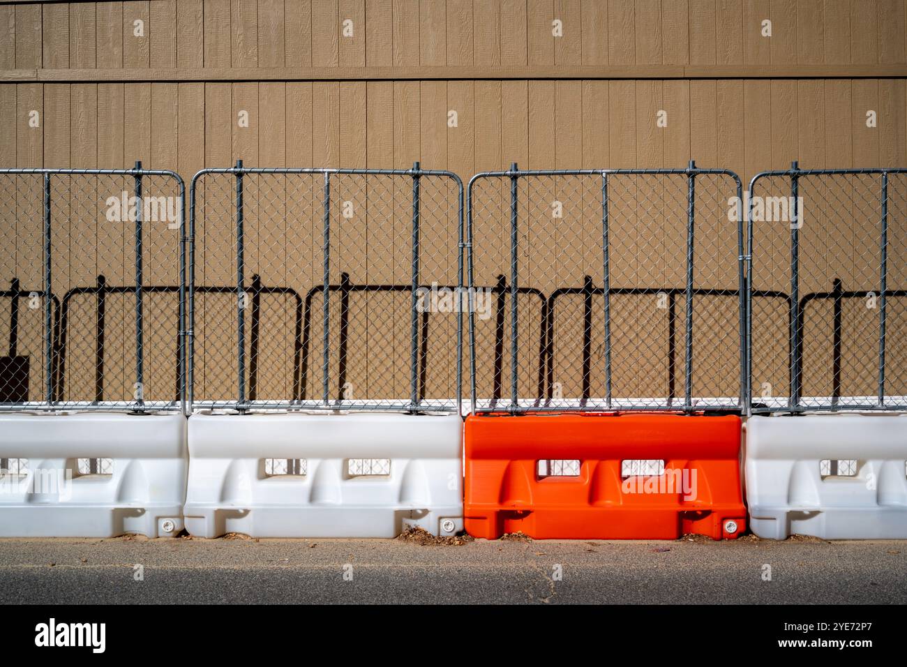 Barricata temporanea di recinzione di plastica e metallo. Foto Stock
