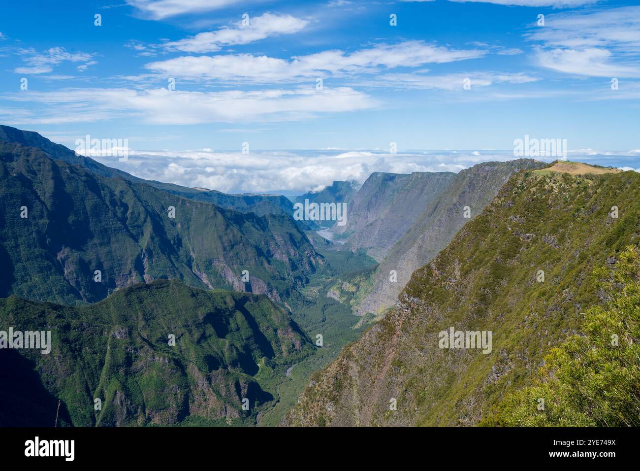 Splendida vista aerea del Sarazi Cirque, una delle caratteristiche geologiche più rappresentative della riunione. Il Cirque è stato formato da un'antica attività vulcanica ed è Foto Stock