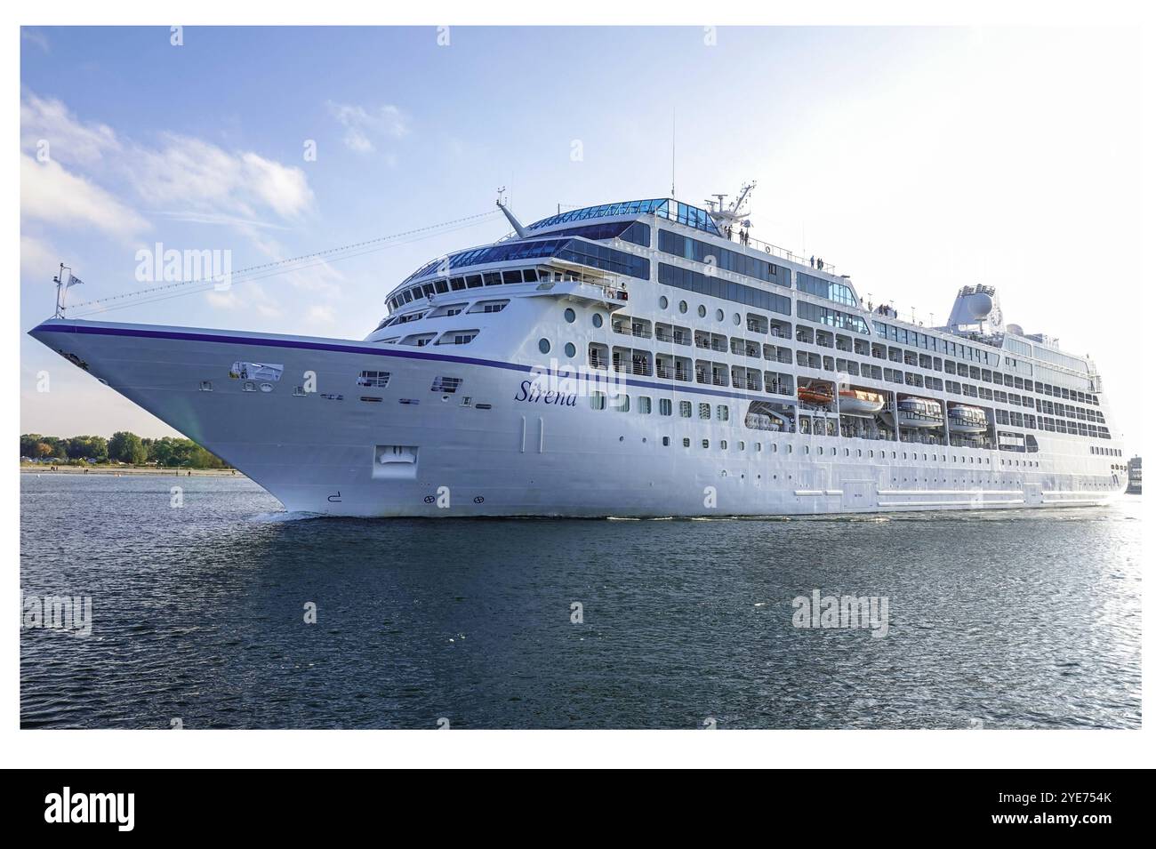 Symbolbild Sirena Kreuzfahrtschiff, kompaktes Design, groÂße verglaste BrÅcke, mehrere Decks mit Balkonkabinen, Rettungsboote gut sichtbar integriert, verankert im Hafen, bietet luxuriÅse Kreuzfahrten får gehobene AnsprÅche, Zielgruppe: Kultivierte und gut situierte Reisende Foto Stock