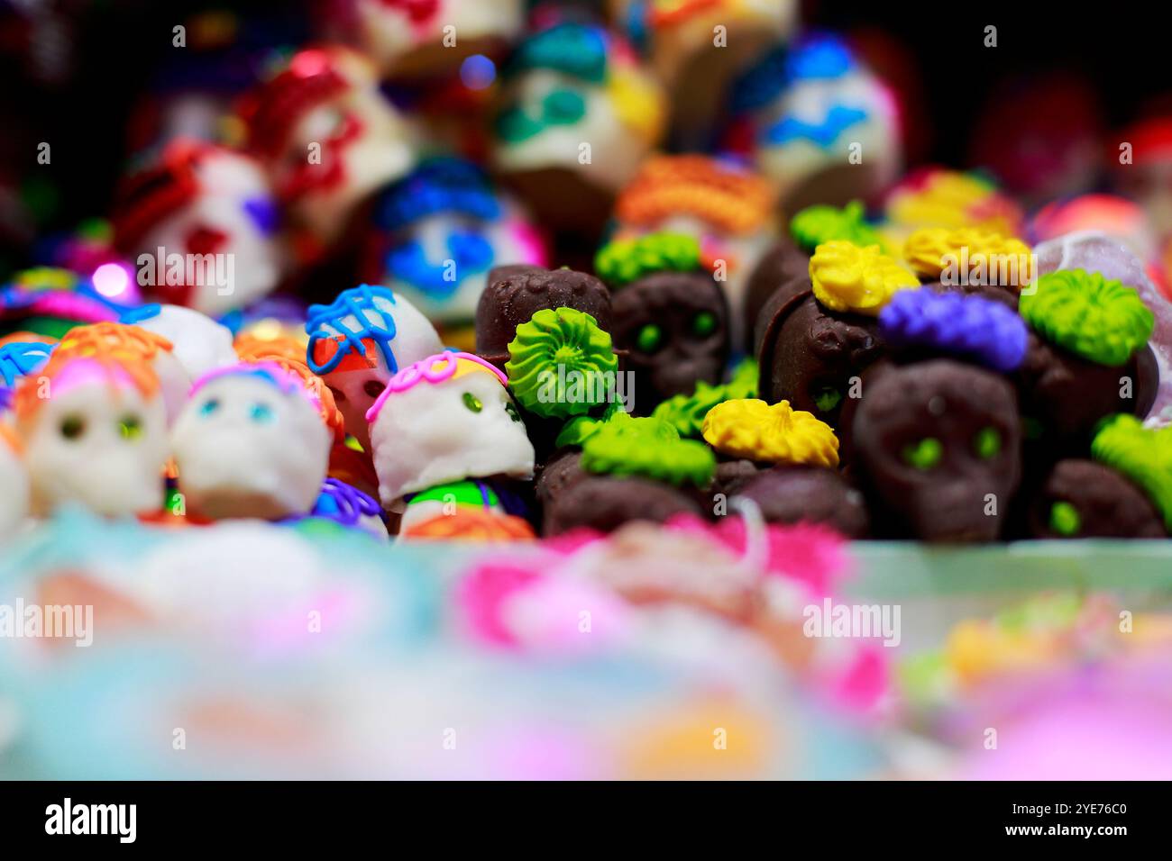 Tipici teschi messicani di zucchero e cioccolato per il giorno dei morti Foto Stock