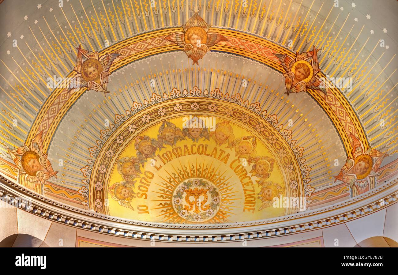 ASTI, ITALIA - 10 SETTEMBRE 2024: Affresco decorativo nella chiesa Santuario di San Giuseppe probabilmente di Lorenzo Lajolo del 20. centesimi. Foto Stock