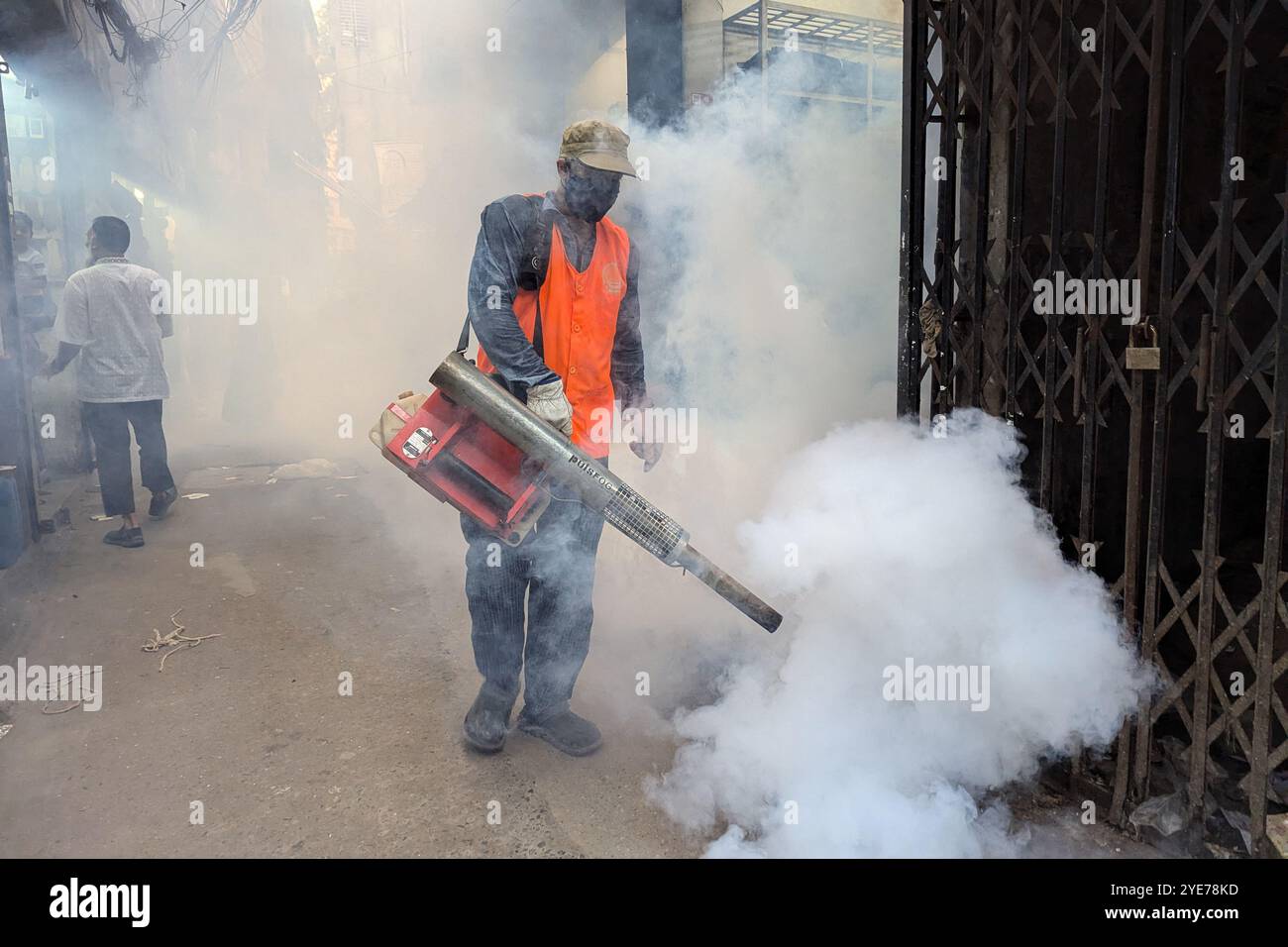 DACCA, BANGLADESH - 19 OTTOBRE 2024: Un operaio spruzza pesticidi per uccidere le zanzare nella capitale Dacca, Bangladesh. Lo stato Foto Stock