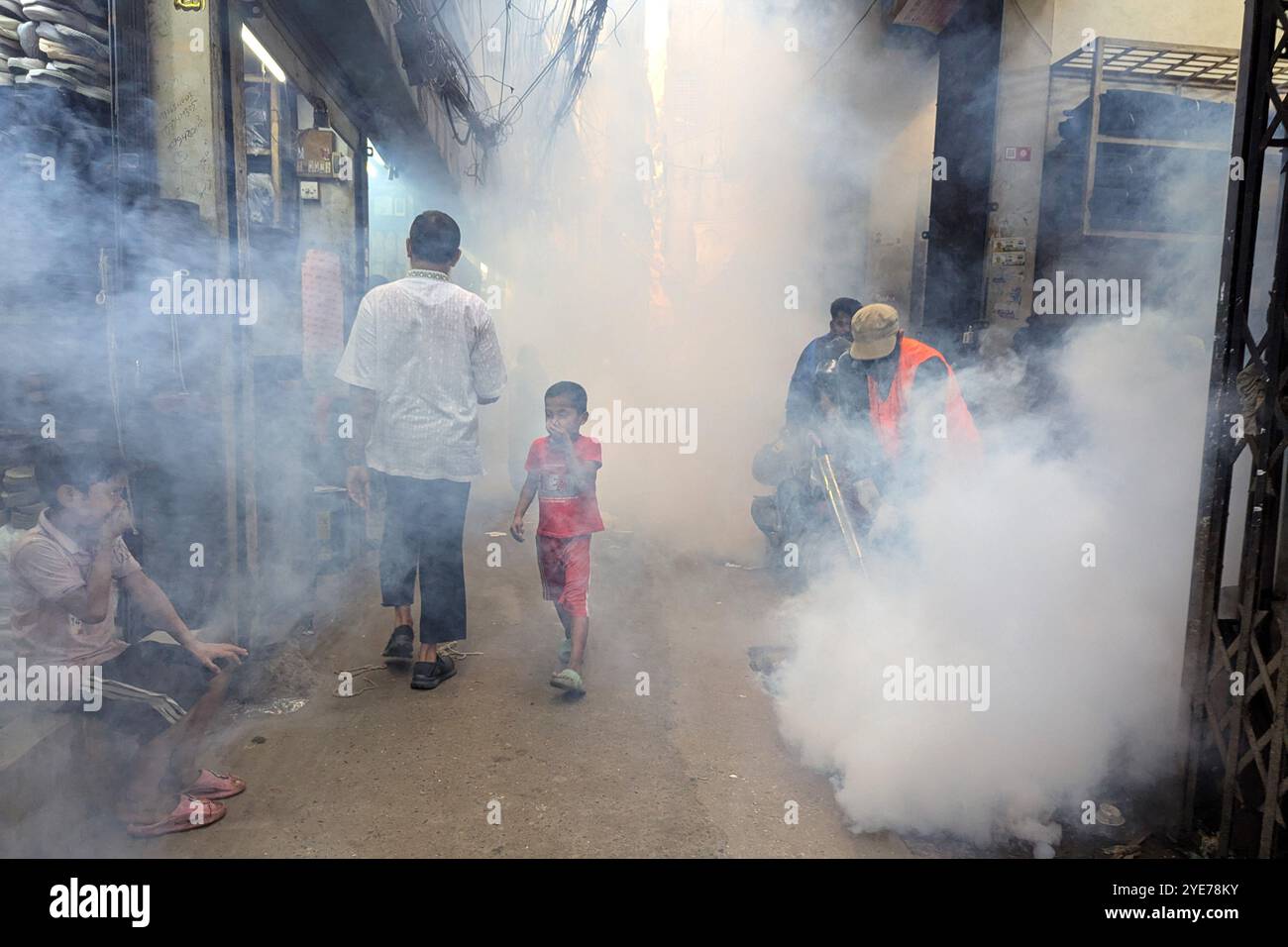 DACCA, BANGLADESH - 19 OTTOBRE 2024: Un operaio spruzza pesticidi per uccidere le zanzare nella capitale Dacca, Bangladesh. Lo stato Foto Stock