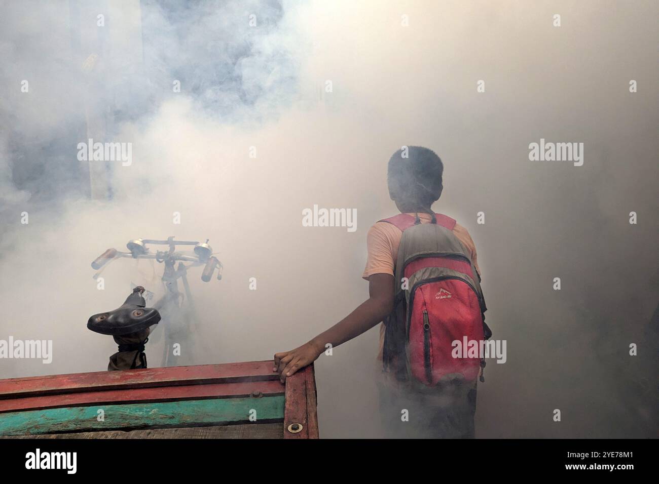 DACCA, BANGLADESH - 19 OTTOBRE 2024: Un operaio spruzza pesticidi per uccidere le zanzare nella capitale Dacca, Bangladesh. Lo stato Foto Stock