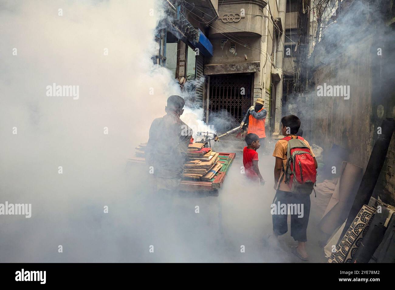 DACCA, BANGLADESH - 19 OTTOBRE 2024: Un operaio spruzza pesticidi per uccidere le zanzare nella capitale Dacca, Bangladesh. Lo stato Foto Stock