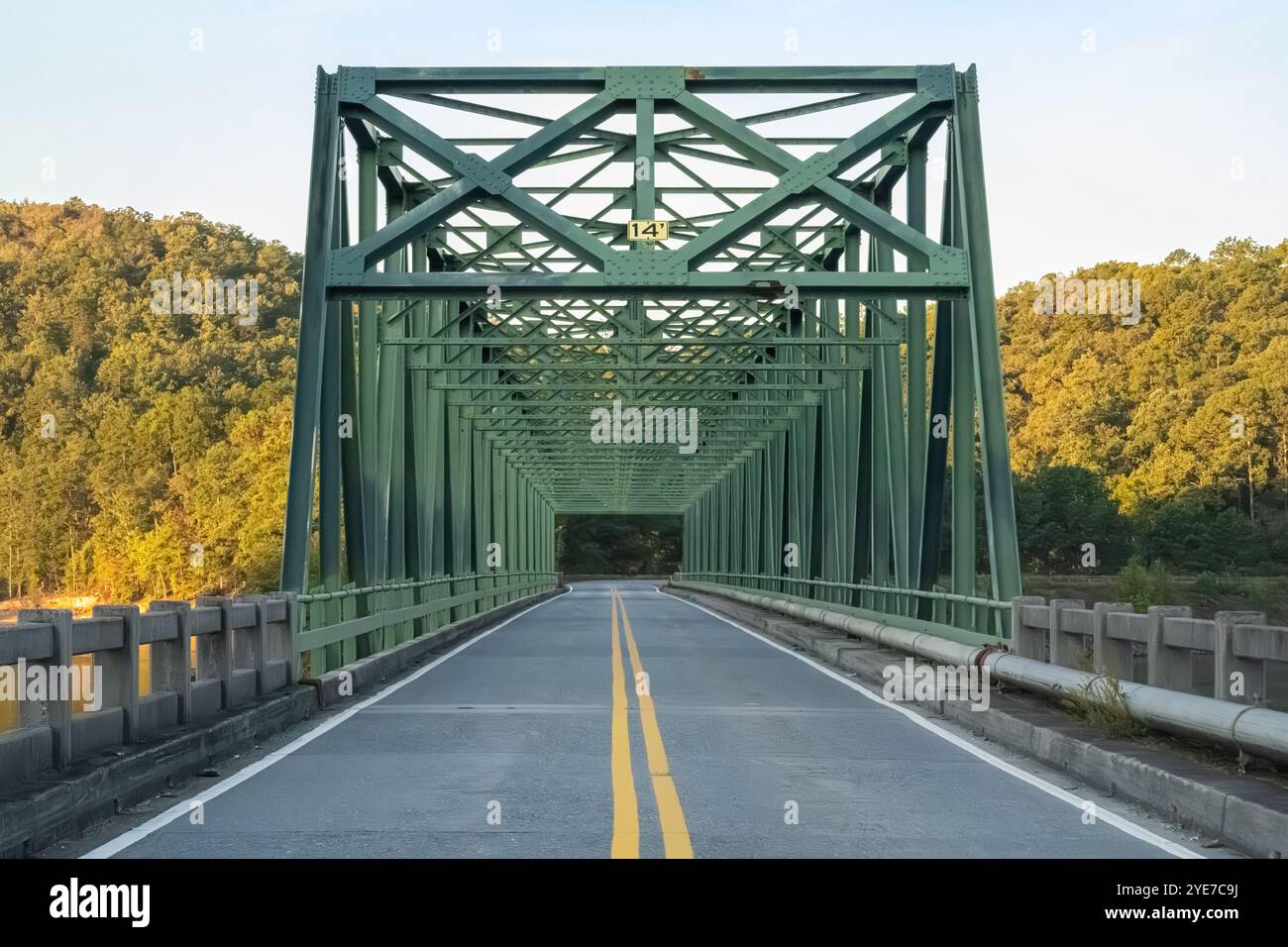 Bethany Bridge, un ponte a capriata di ferro sul lago Allatoona presso il Red Top Mountain State Park di Cartersville, Georgia. (USA) Foto Stock