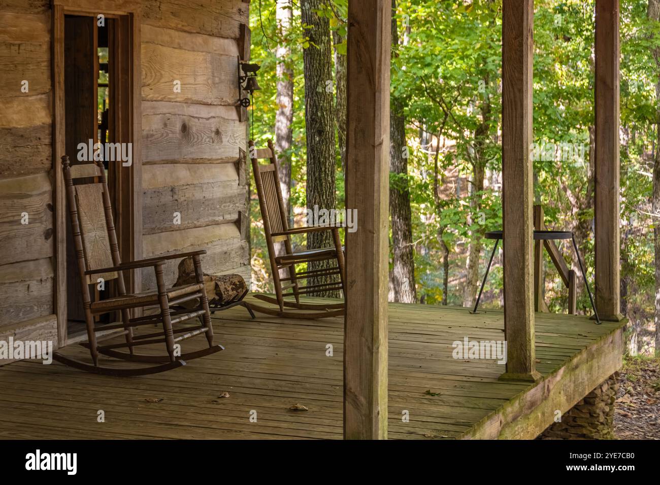Gli abitanti della veranda si trovano nella storica fattoria di legno di Vaughn sul lago Allatoona presso il Red Top Mountain State Park di Cartersville, Georgia. (USA) Foto Stock