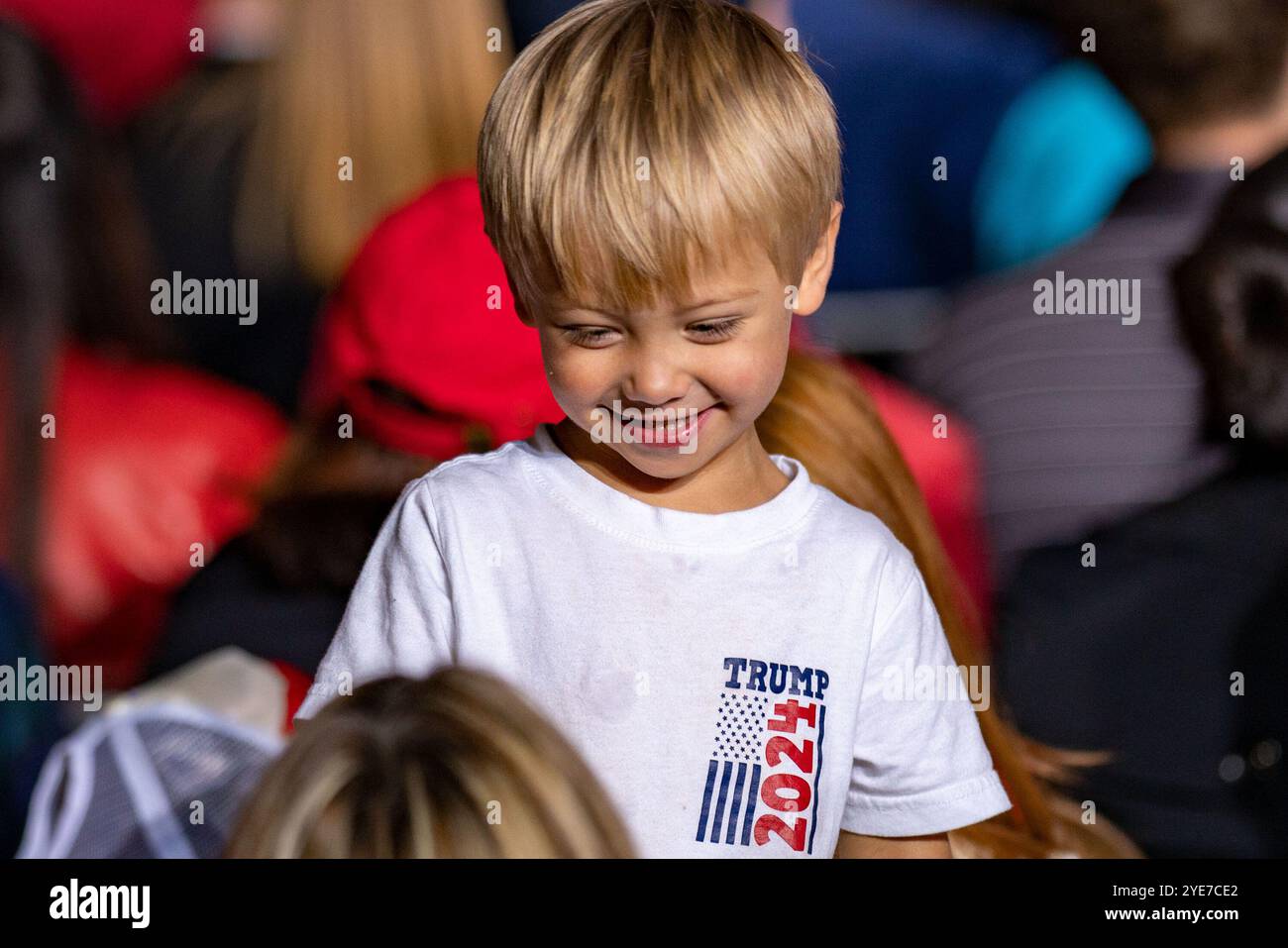 Un giovane ammiratore di Donald Trump partecipa alla manifestazione dell'ex presidente e candidato presidenziale repubblicano del 2024 al McCamish Pavilion nel campus di GE Foto Stock