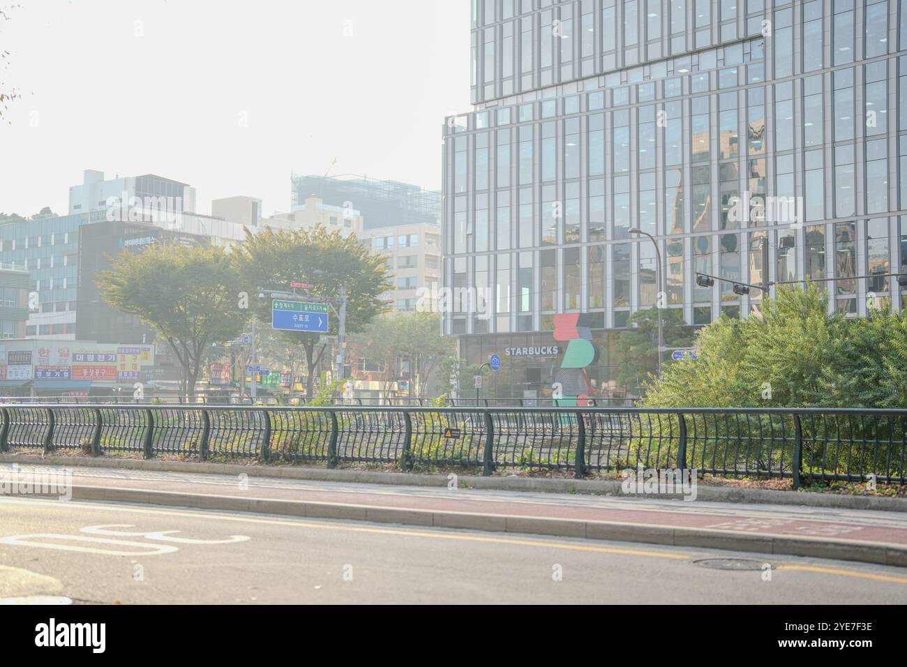 11 ottobre 2024. Jongno District, Seoul, paesaggio urbano mattutino a piedi dalla Corea del Sud fino alla zona del centro di ​​Myeong-dong. Foto Stock