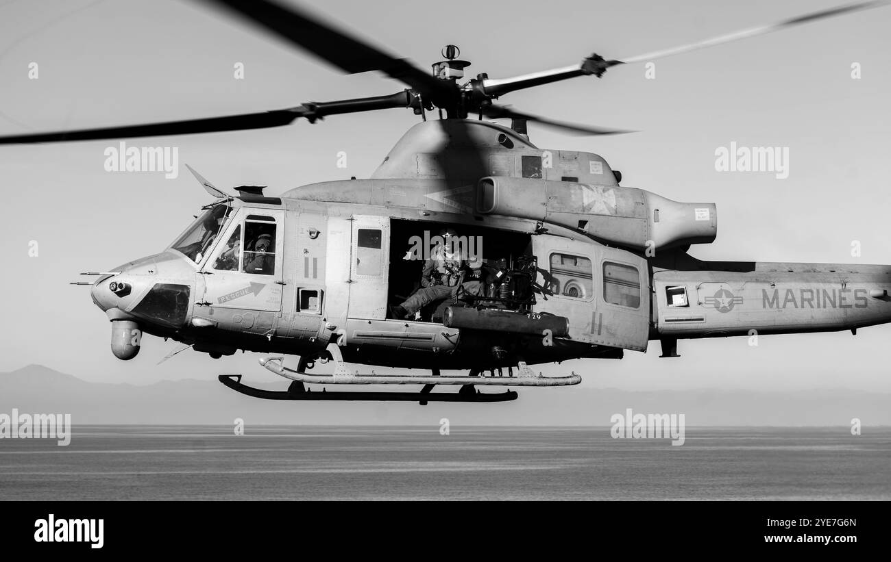 Un Venom UH-1Y del corpo dei Marines degli Stati Uniti assegnato al Marine Light Attack Helicopter Squadron (HMLA) 169, Marine Aircraft Group 39, 3rd Marine Aircraft Wing, ta Foto Stock