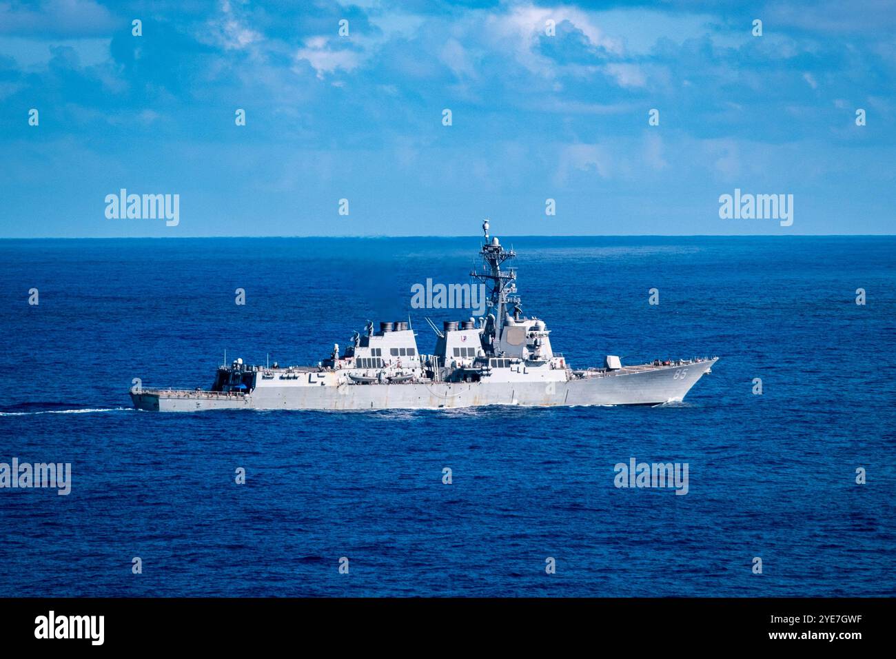 Il cacciatorpediniere missilistico guidato classe Arleigh Burke USS McCampbell (DDG 85) fuma nell'Oceano Pacifico occidentale, ottobre 29. McCampbell e' schierato in avanti Foto Stock